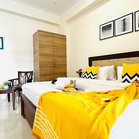 Bluo Studio4 Golf Course Road - Gym, Balcony, Lift Gurgaon Bagian luar foto