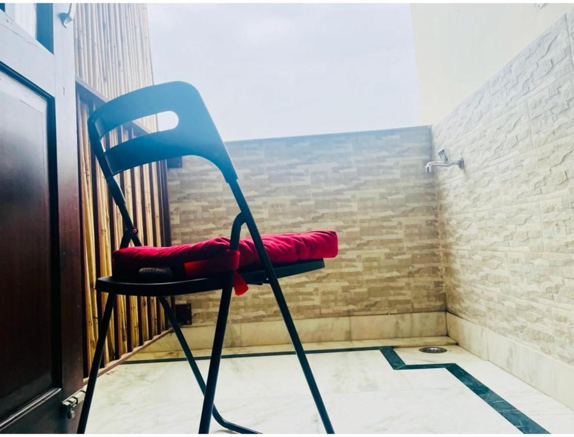 Bluo Studio4 Golf Course Road - Gym, Balcony, Lift Gurgaon Bagian luar foto