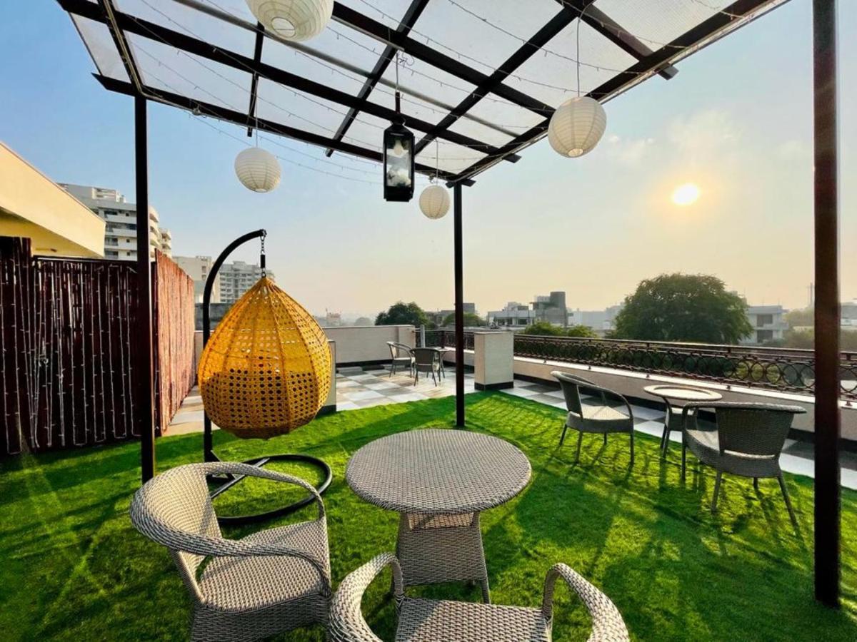 Bluo Studio4 Golf Course Road - Gym, Balcony, Lift Gurgaon Bagian luar foto