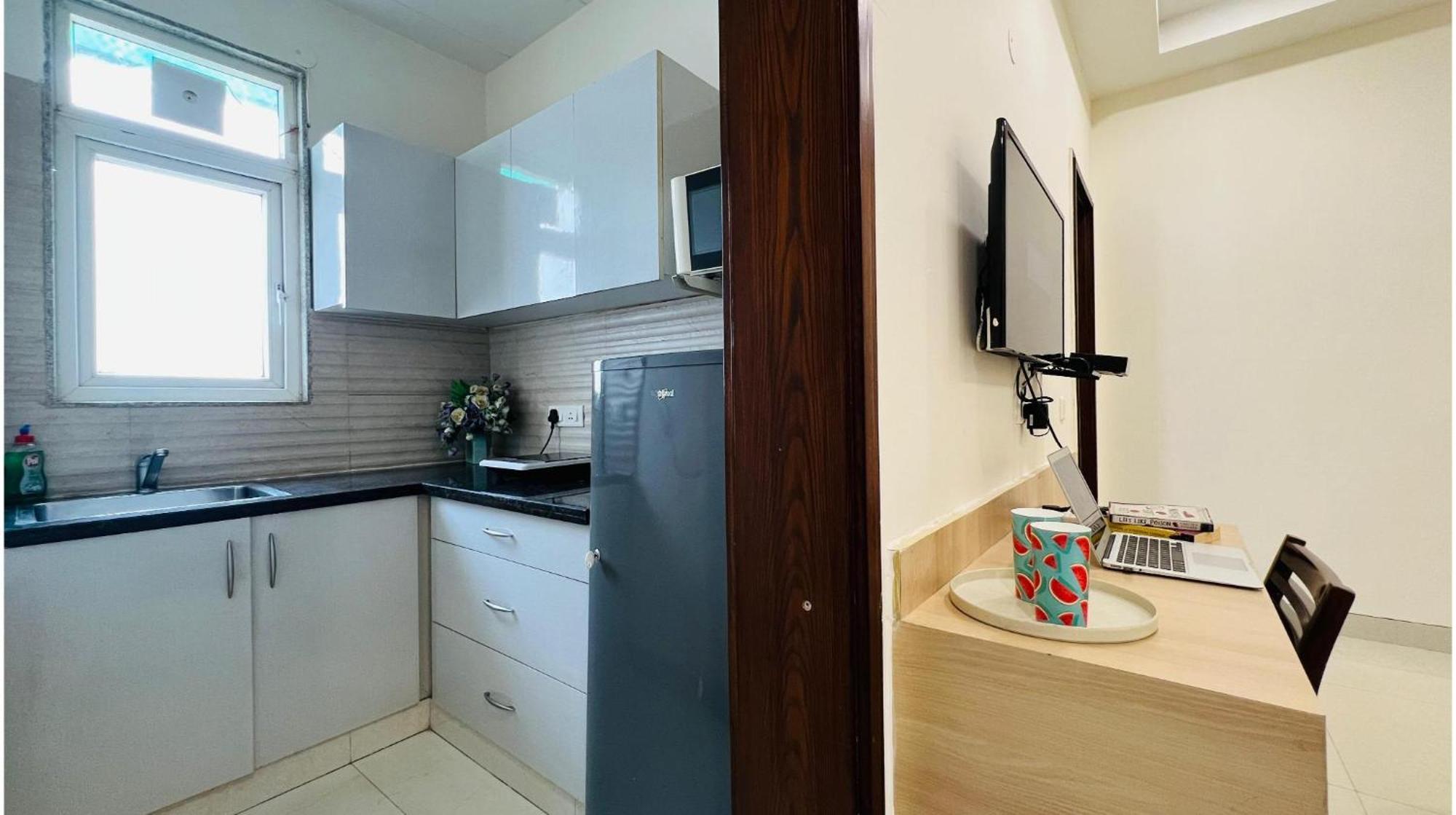 Bluo Studio4 Golf Course Road - Gym, Balcony, Lift Gurgaon Bagian luar foto