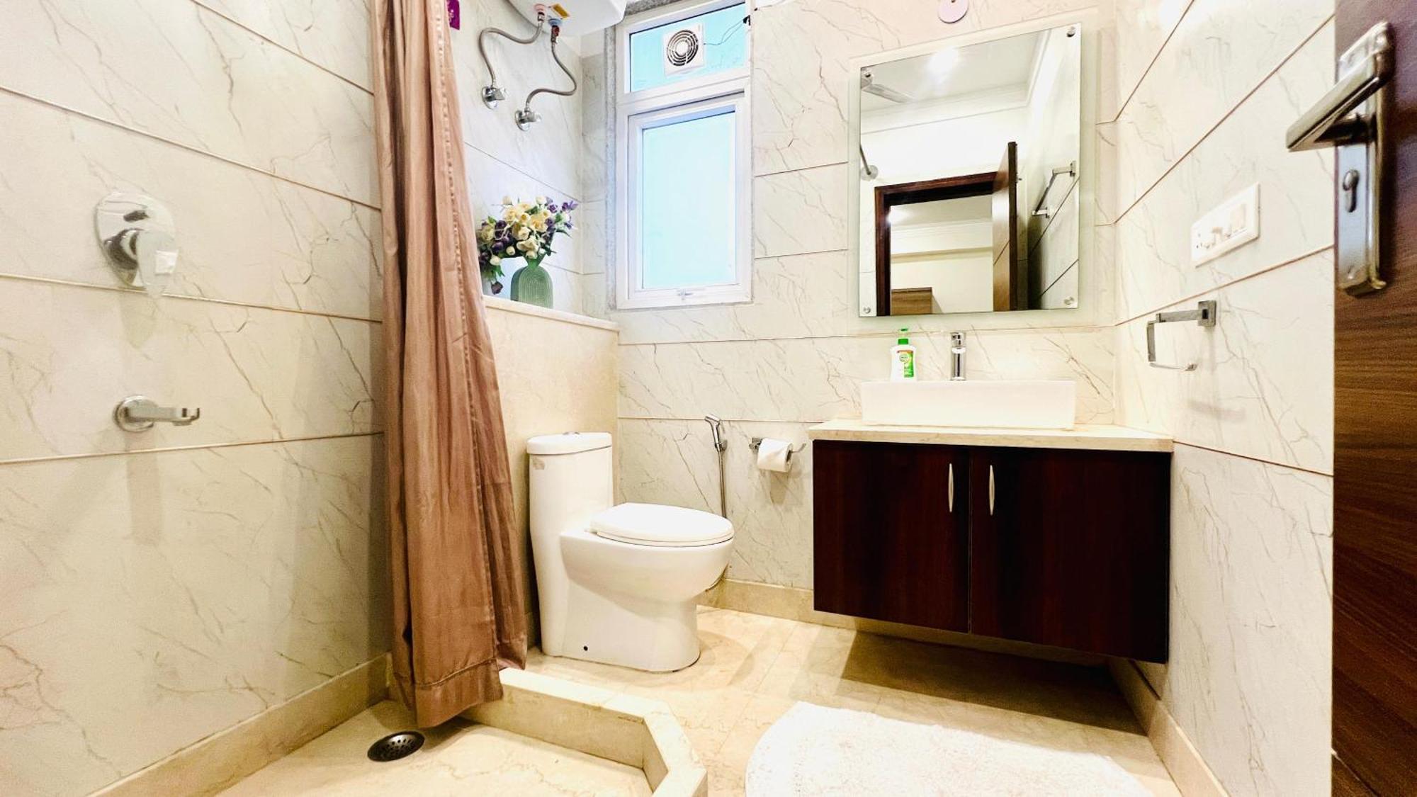 Bluo Studio4 Golf Course Road - Gym, Balcony, Lift Gurgaon Bagian luar foto
