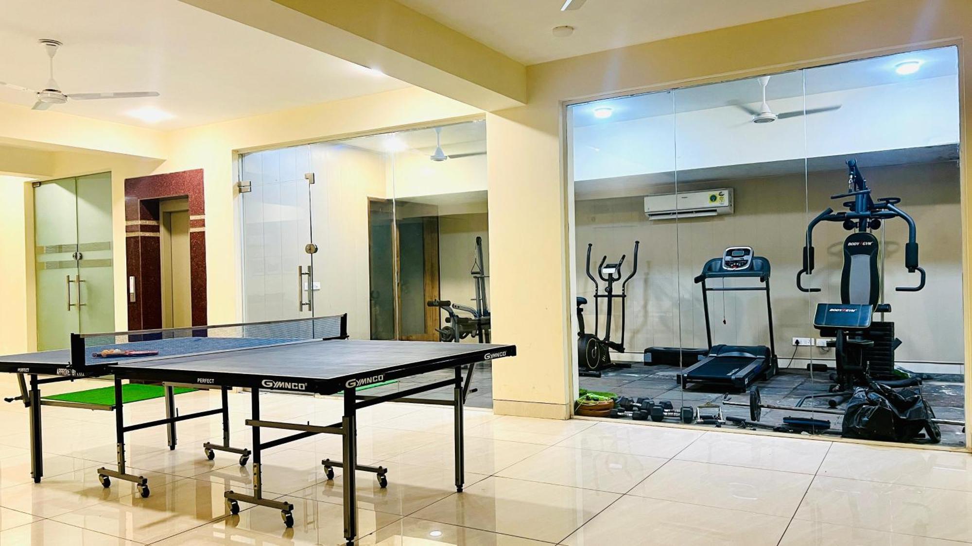 Bluo Studio4 Golf Course Road - Gym, Balcony, Lift Gurgaon Bagian luar foto