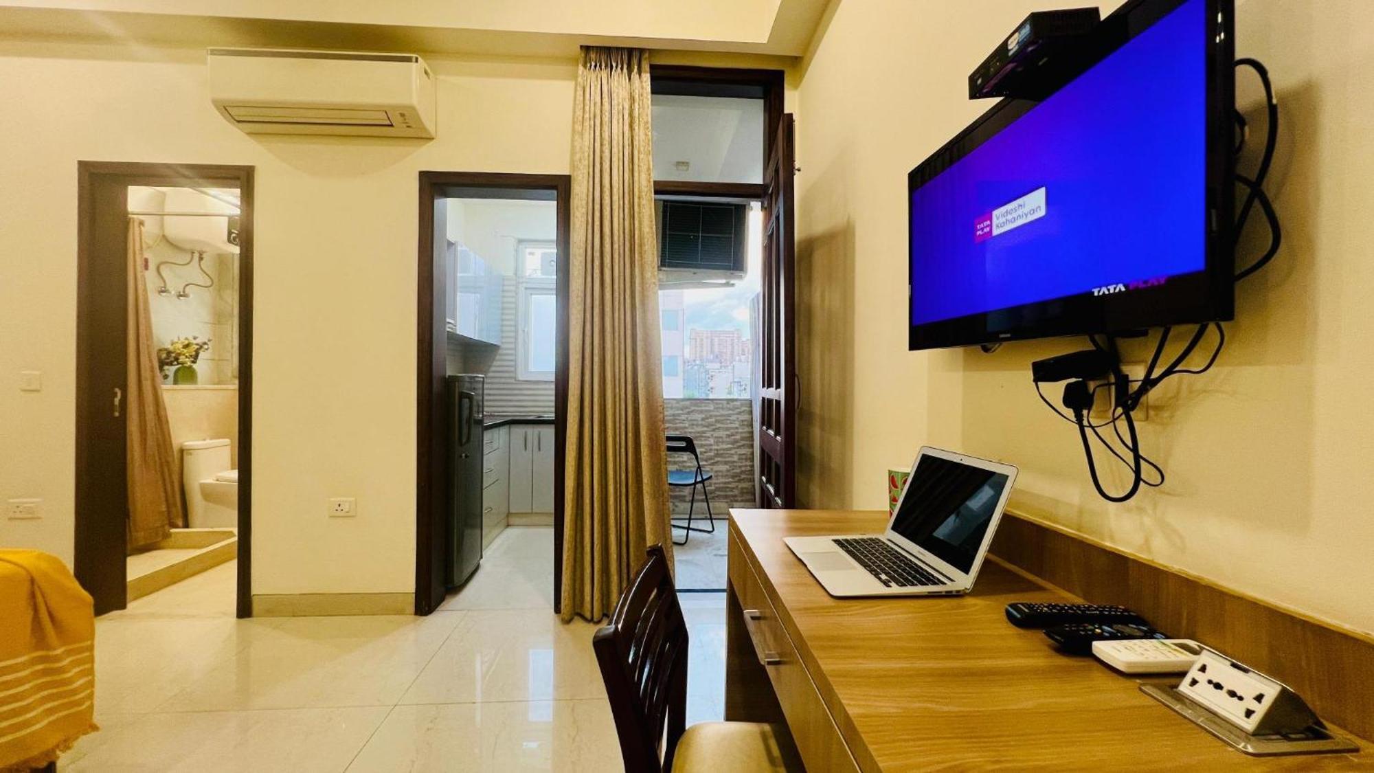 Bluo Studio4 Golf Course Road - Gym, Balcony, Lift Gurgaon Bagian luar foto