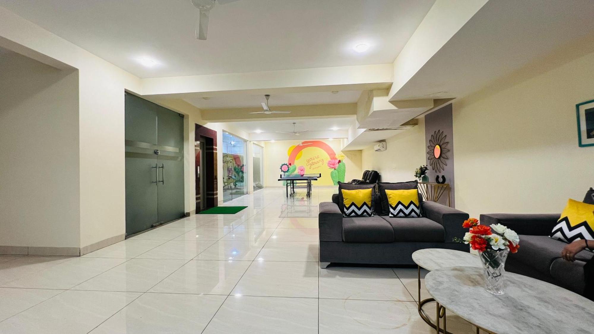 Bluo Studio4 Golf Course Road - Gym, Balcony, Lift Gurgaon Bagian luar foto