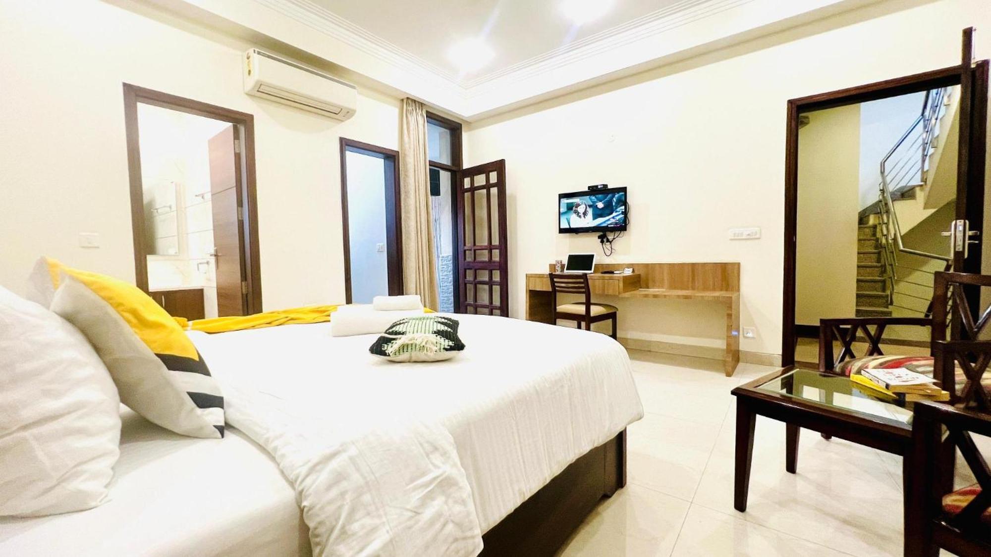 Bluo Studio4 Golf Course Road - Gym, Balcony, Lift Gurgaon Bagian luar foto